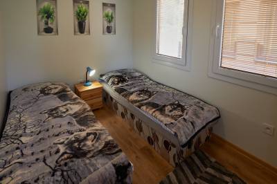 Spálňa s dvomi 1-lôžkovými posteľami, Domky u rieky, Liptovská Teplá
