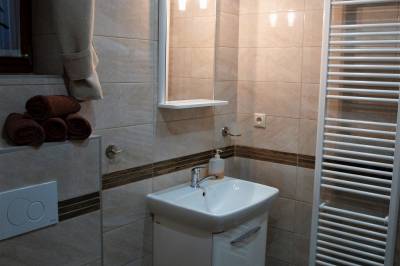 Kúpeľňa so sprchovacím kútom, toaletou a práčkou, Chata Lucka, Mýto pod Ďumbierom