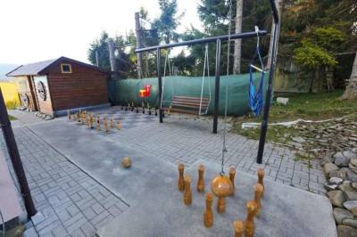 Záhradná hojdačka, veľkoplošný šach, ruské kuželky a bowling v exteriéri ubytovania, Chata MaJo 409, Oravská Lesná