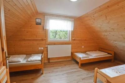 Spálňa s manželskou posteľou a tromi 1-lôžkovými posteľami, Chata MaJo 409, Oravská Lesná