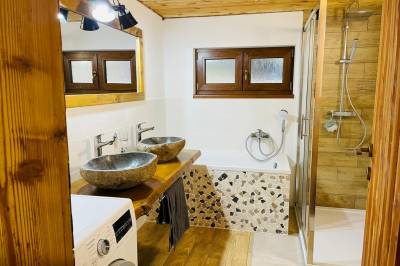 Kúpeľňa so sprchovacím kútom a práčkou, Chata Kojšovka, Párnica