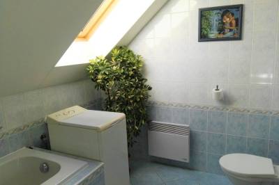 Kúpeľňa s vaňou a toaletou, Chata Katka, Mýto pod Ďumbierom