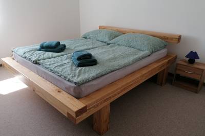Apartmán č. 1 – spálňa s manželskou posteľou a 1-lôžkovou posteľou, Apartmány AdriJán, Čierny Balog