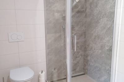 Apartmán č. 2 – kúpeľňa so sprchovacím kútom a toaletou, Apartmány AdriJán, Čierny Balog