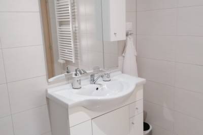 Apartmán č. 2 – kúpeľňa so sprchovacím kútom a toaletou, Apartmány AdriJán, Čierny Balog