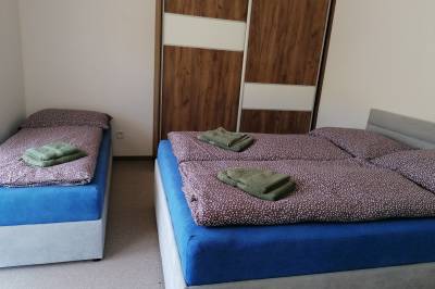 Apartmán č. 2 – spálňa s manželskou posteľou a 1-lôžkovou posteľou, Apartmány AdriJán, Čierny Balog