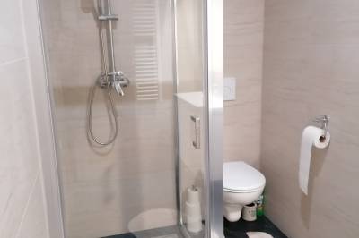 Apartmán č. 3 – kúpeľňa so sprchovacím kútom a toaletou, Apartmány AdriJán, Čierny Balog
