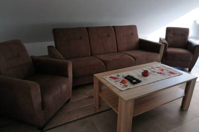 Apartmán č. 4 – obývačka s gaučom a TV, Apartmány AdriJán, Čierny Balog
