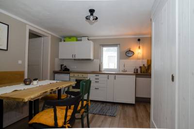 Apartmán na prízemí – plne vybavená kuchyňa s jedálenským sedením, Ubytovanie pod Homôlkou, Jamník