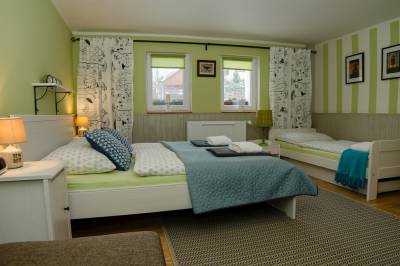Apartmán na prízemí – spálňa s manželskou posteľou, 1-lôžkovou posteľou a prístelkou, Ubytovanie pod Homôlkou, Jamník