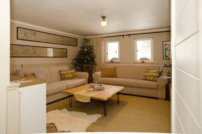 Apartmán na prízemí – obývačka s krbom a gaučom, Ubytovanie pod Homôlkou, Jamník