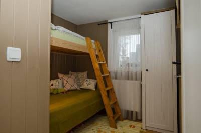 Apartmán na prízemí – spálňa s poschodovou posteľou, Ubytovanie pod Homôlkou, Jamník