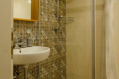 Apartmán na prízemí – kúpeľňa so sprchovacím kútom a toaletou, Ubytovanie pod Homôlkou, Jamník