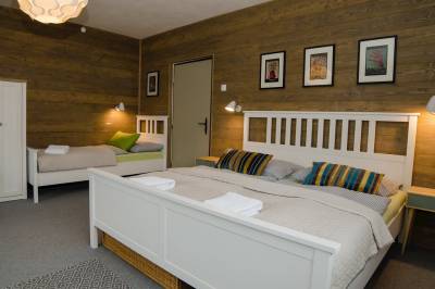 Apartmán na poschodí – spálňa s manželskou posteľou, 1-lôžkovou posteľou a prístelkou, Ubytovanie pod Homôlkou, Jamník