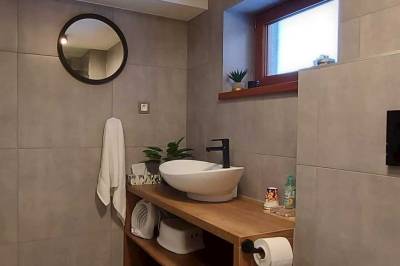 Kúpeľňa so sprchovacím kútom a toaletou, Chata Chillax, Dolný Kubín