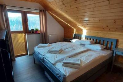Spálňa s manželskou posteľou, prístelkou a vstupom na balkón, Chata Chillax, Dolný Kubín