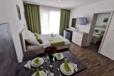 Apartmán s 2 spálňami - izba s manželskou posteľou, LCD TV a jedálenským sedením, Villa Meger, Veľký Meder