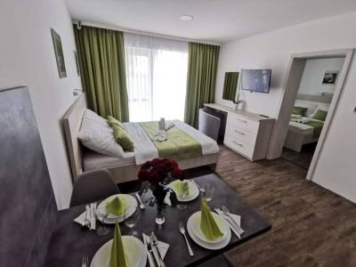 Apartmán s 2 spálňami - izba s manželskou posteľou, LCD TV a jedálenským sedením, Villa Meger, Veľký Meder