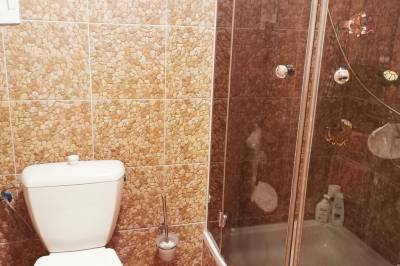 Kúpeľňa so sprchovacím kútom a toaletou, Chata Relax Kysuce, Dlhá nad Kysucou