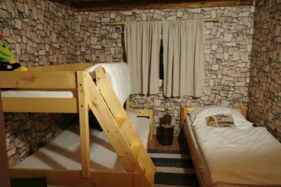 Spálňa s 1-lôžkovou posteľou a poschodovou posteľou pre 3 osoby, Chata Relax Kysuce, Dlhá nad Kysucou