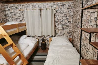 Spálňa s 1-lôžkovou posteľou a poschodovou posteľou pre 3 osoby, Chata Relax Kysuce, Dlhá nad Kysucou