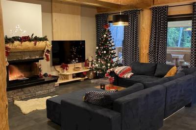 Obývačka s gaučom, krbom a LCD TV, Zrub Ferrata, Martin