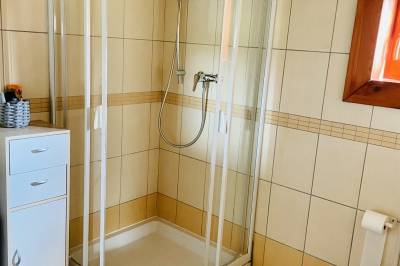 Kúpeľňa so sprchovacím kútom, Drevenica Gloria, Malatíny