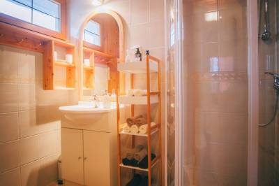 Chata Reľov - kúpeľňa so sprchovacím kútom, Chata Reľov a Chata Stromodomček, Reľov