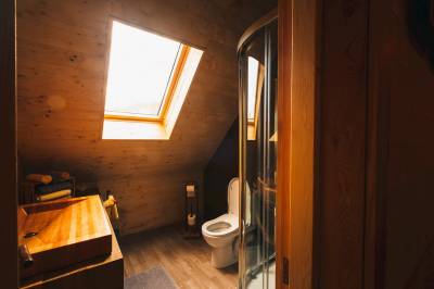 Chata Stromodomček - kúpeľňa so sprchovacím kútom a toaletou, Chata Reľov a Chata Stromodomček, Reľov