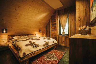 Chata Stromodomček - spálňa s manželskou posteľou, Chata Reľov a Chata Stromodomček, Reľov