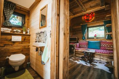 Chata Stromodomček - kúpeľňa s toaletou, Chata Reľov a Chata Stromodomček, Reľov
