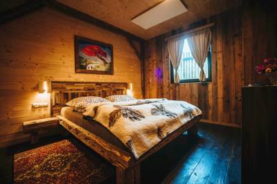 Chata Stromodomček - spálňa s manželskou posteľou, Chata Reľov a Chata Stromodomček, Reľov