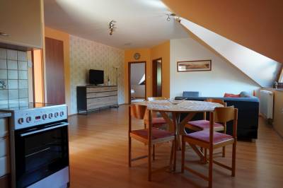 Oranžový apartmán - kuchyňa prepojená s obývačkou, Apartmány u Denyho, Zuberec