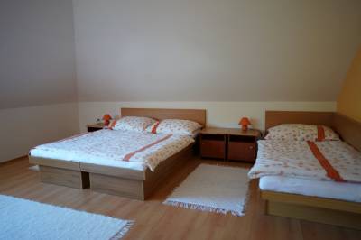 Oranžový apartmán - spálňa s manželskou a 1-lôžkovou posteľou, Apartmány u Denyho, Zuberec