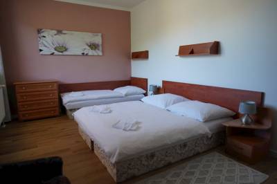 Farebný apartmán - spálňa s manželskou a 1-lôžkovou posteľou, Apartmány u Denyho, Zuberec