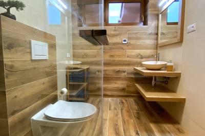 Kúpeľňa so sprchovacím kútom a toaletou, Panorama Home Valča, Valča