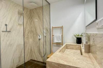 Kúpeľňa so sprchovacím kútom, Chata Maya Domaša, Kvakovce
