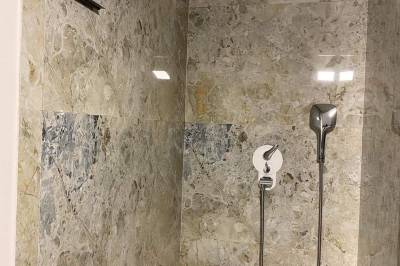 Kúpeľňa so sprchovacím kútom, Chata Maya Domaša, Kvakovce