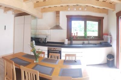 Plne vybavená kuchyňa s jedálenským sedením, Svrčkova drevenica s private wellness, Nižná