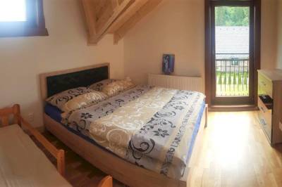 Spálňa s manželskou posteľou, Svrčkova drevenica s private wellness, Nižná