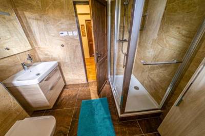 Kúpeľňa so sprchovacím kútom a toaletou, Janiho chata, Ždiar