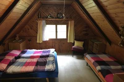 Spálňa s manželskou a 1-lôžkovou posteľou, Chata Retro, Stará Lesná