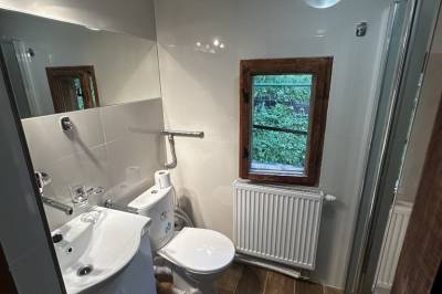 Kúpeľňa so sprchovacím kútom a toaletou, Chata Retro, Stará Lesná