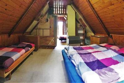 Spálňa s manželskou a 1-lôžkovou posteľou, Chata Retro, Stará Lesná