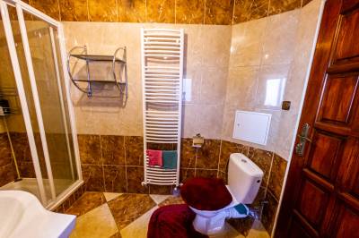 Kúpeľňa so sprchovacím kútom a toaletou, Chata Mojer Bachledka, Ždiar
