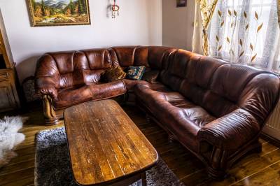 Obývačka s koženým gaučom, Chata Mojer Bachledka, Ždiar
