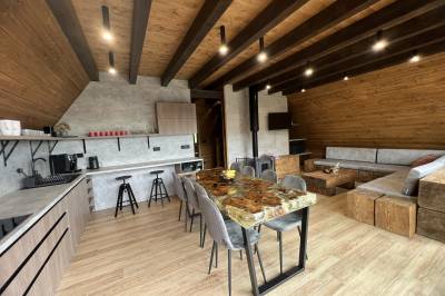 Plne vybavená kuchyňa s jedálenským sedením prepojená s obývačkou, Chata za plotom, Oravská Lesná