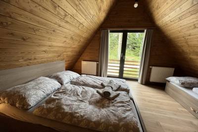 Spálňa s manželskou a 1-lôžkovou posteľou, Chata za plotom, Oravská Lesná