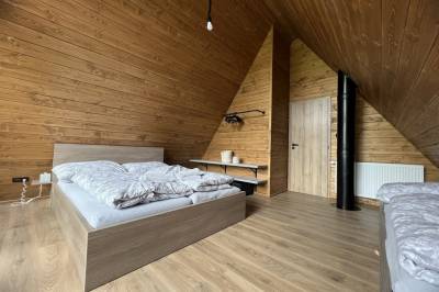 Spálňa s manželskou a 1-lôžkovou posteľou, Chata za plotom, Oravská Lesná