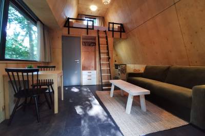 Obývačka s gaučom prepojená so spálňou na poschodí, TREE-TOP VILLAGE, Tokajské domčeky v korunách stromov, Bara